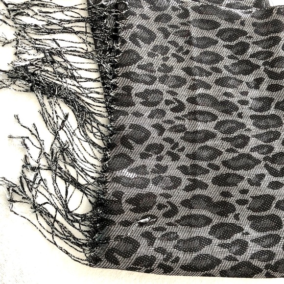 New silver scarf / shawl - Picture 1 of 2